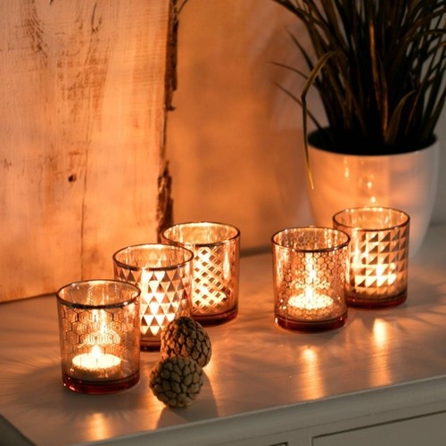 Świeczniki i świece zapachowe możesz ustawić w dowolnym punkcie pomieszczenia – na półce, stole czy parapecie